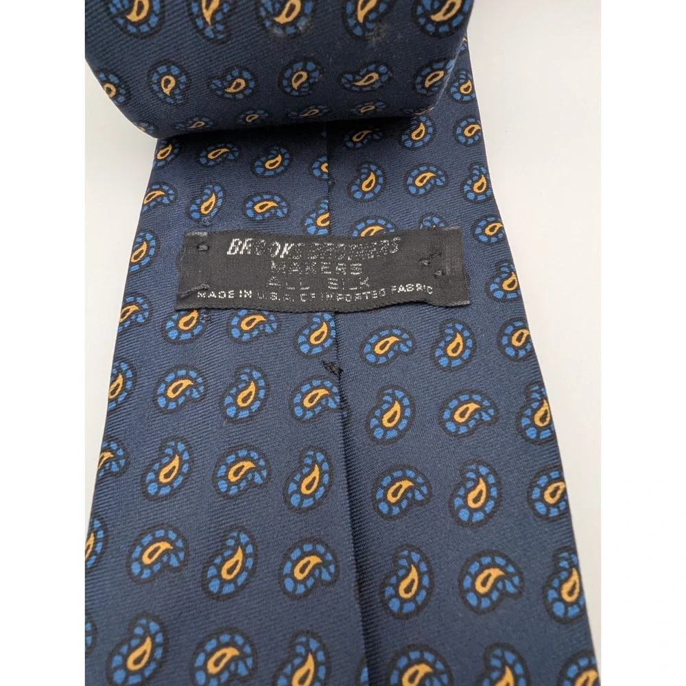 Brooks Brothers Makers Navy Tie Yellow Paisley All Silk Tie USA